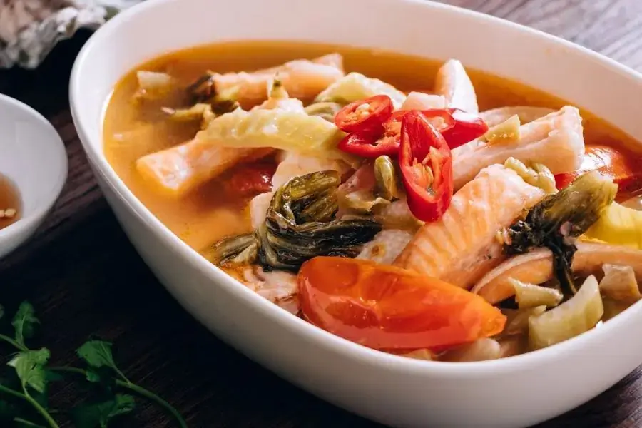 Đầu cá hồi nấu dưa chua độc lạ
