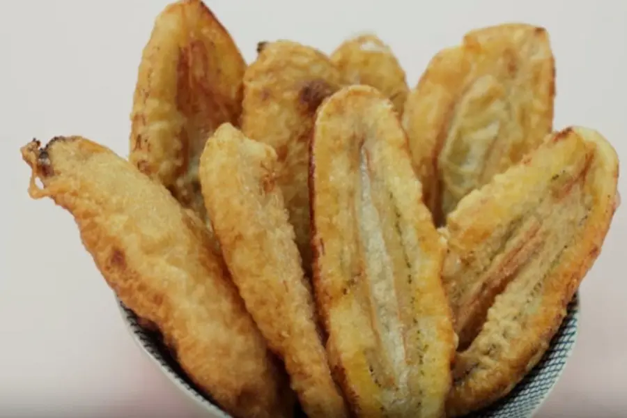 Giỏ đựng các bánh chuối chiên vàng đẹp mắt