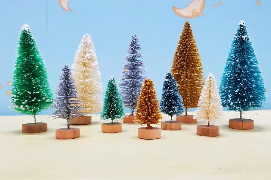 Những cây thông được handmade từ kẽm kim tuyến cực điêu luyện.