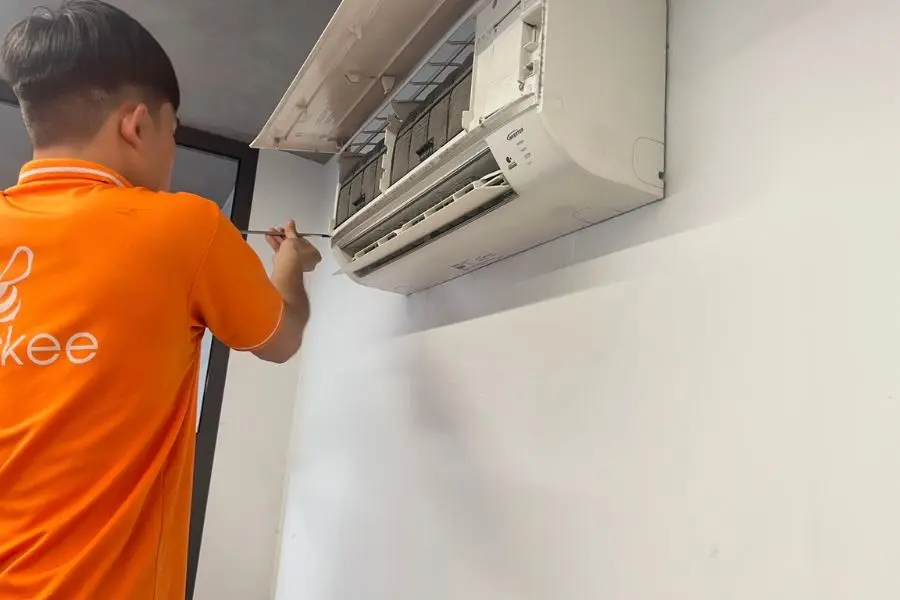Tiến hành tháo vỏ máy và 2 tấm lưới lọc.