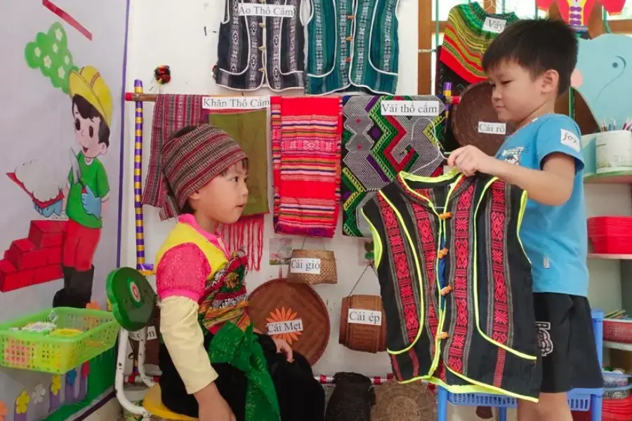 Trang phục truyền thống thể hiện nét văn hoá địa phương