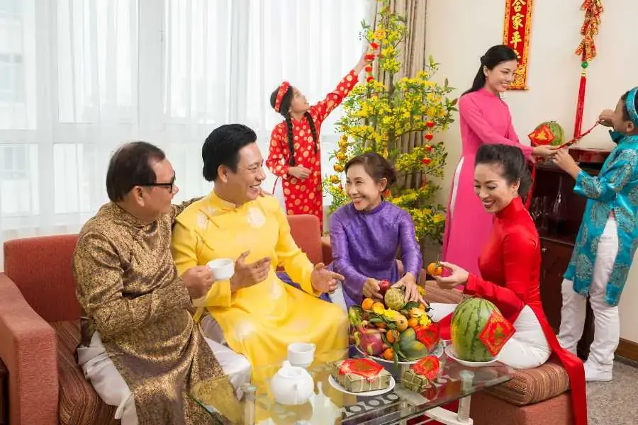 Trang trí cửa sổ ngày Tết Nguyên đán