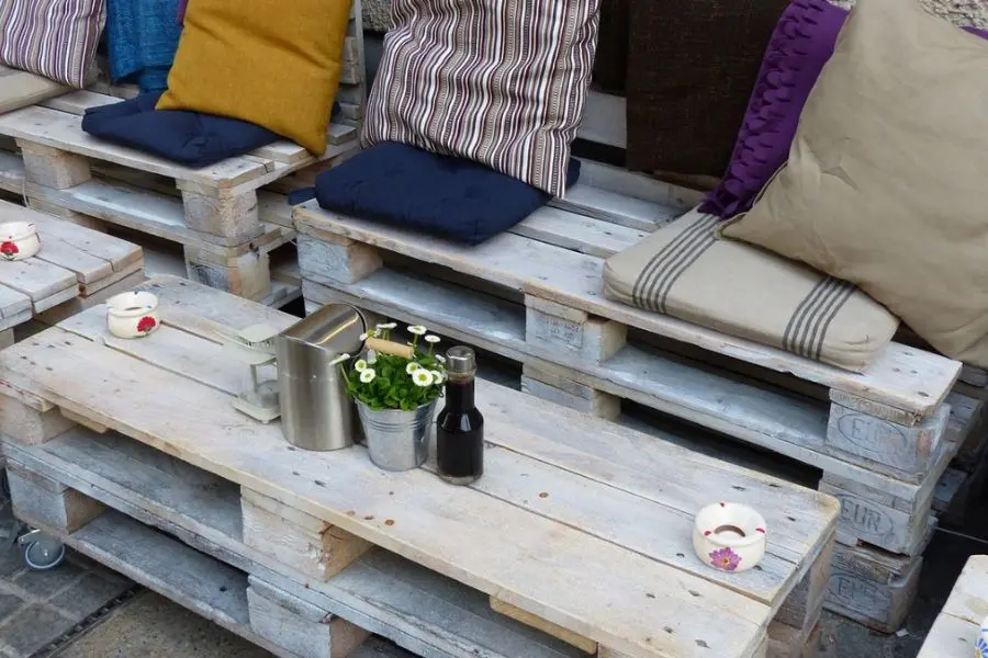 Bộ Sofa làm bằng gỗ Pallet đặt ở ngoài để nói chuyện và uống rượu.