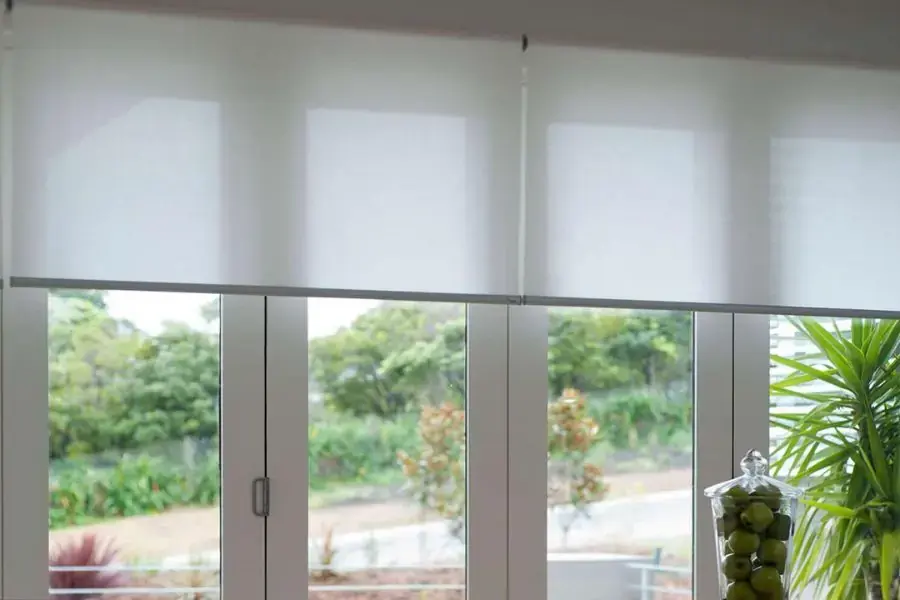 Nên vệ sinh rèm cuốn đúng cách để rèm không bị phai màu, mất hình dáng ban đầu