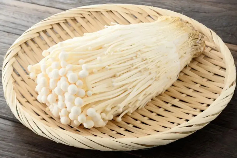 Trong 100g nấm kim châm chứa hàm lượng calo tương đối vừa phải, khoảng 42 calo. 