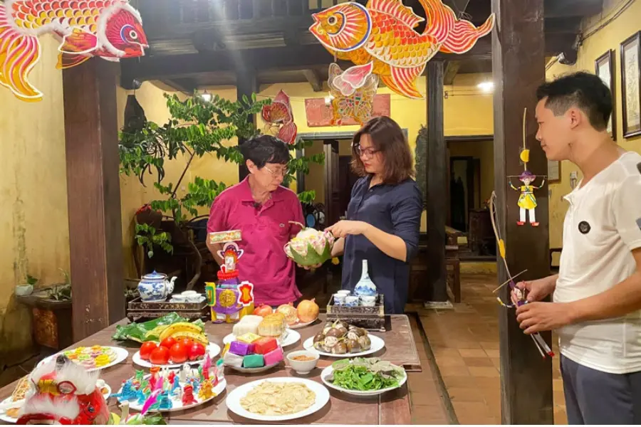 Mâm cúng Trung Thu có thể đặt tại bàn thờ gia tiên hoặc khu vực sạch sẽ, thoáng mát để gia đình quây quần.
