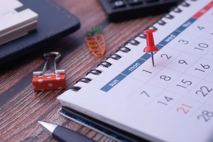 Chọn ngày giờ tốt để làm thủ tục về nhà mới.