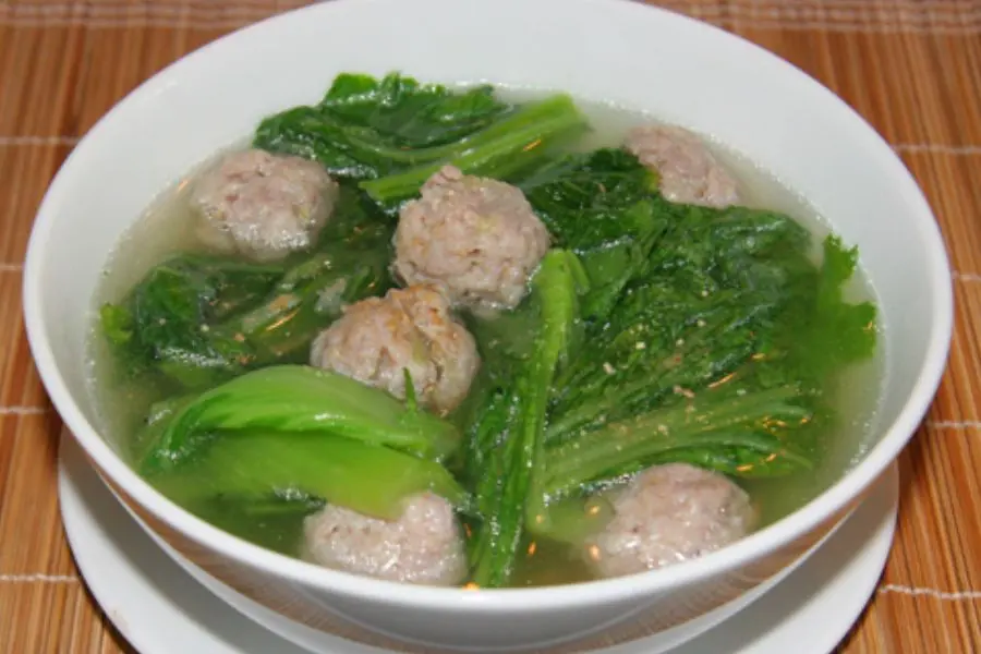 Canh cải bẹ thịt viên có hương vị thanh mát của cải bẹ, cung cấp đầy đủ dưỡng chất cho cơ thể.