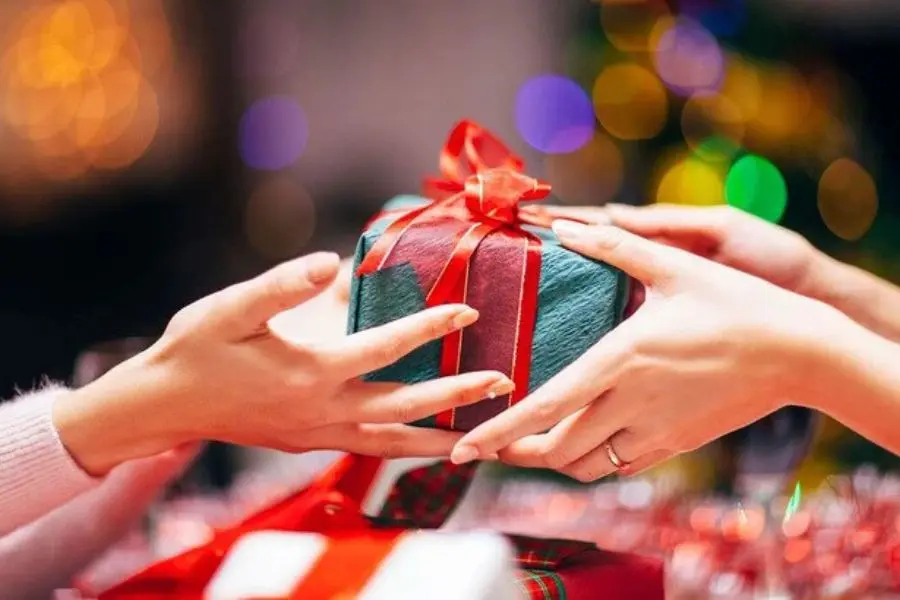 Món quà từ người lạ là một câu chuyện về phép màu cuộc sống.