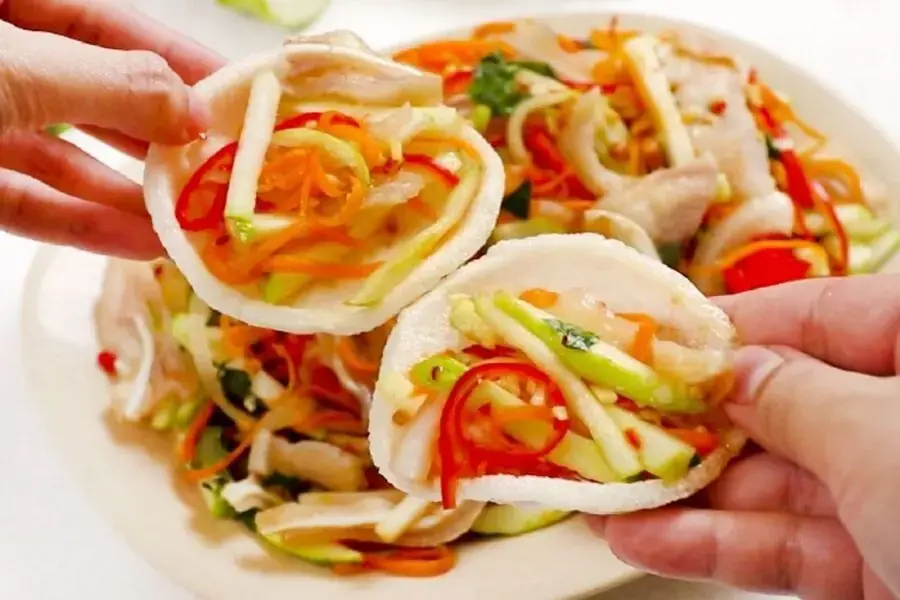 Gỏi tôm thịt kèm bánh phồng
