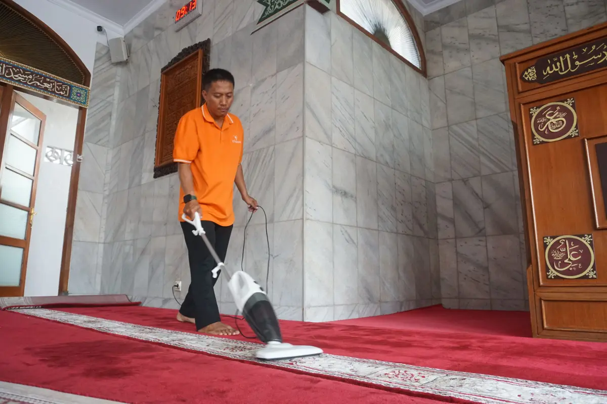 Bersih-Bersih Masjid