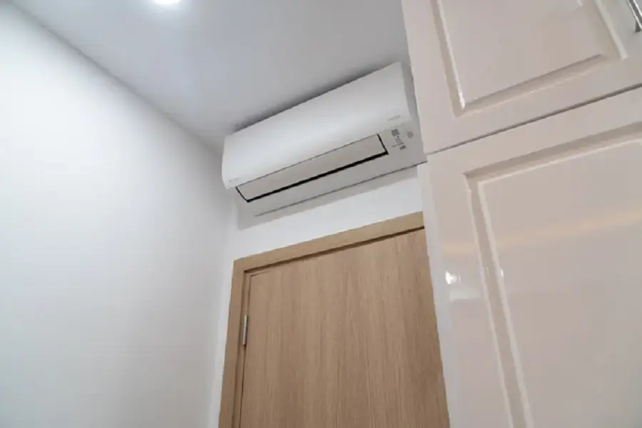 Đóng kín cửa phòng để máy lạnh không bay hơi ra bên ngoài là cách làm máy lạnh mát hơn (Hình ảnh: Haku Scent)
