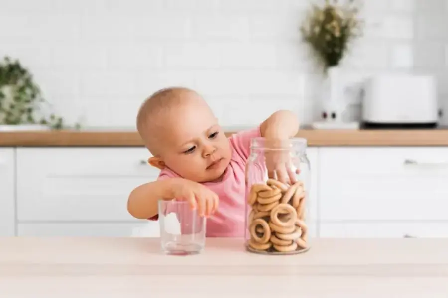 Không cho bé ăn vặt hoặc thức ăn nhiều đường để đảm bảo dinh dưỡng
