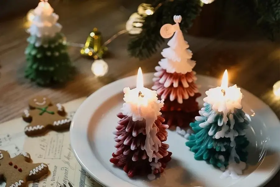 Tạo hình nến thơm cây thông Noel sinh động.
