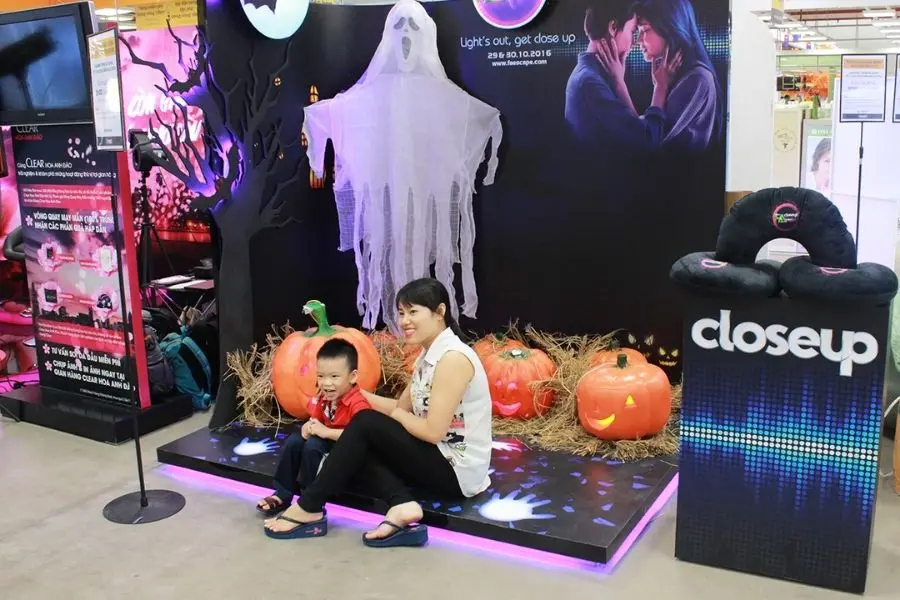 Các bức tường trang trí theo chủ đề Halloween được tạo nên ở Emart Thủ Thiêm rất rùng rợn.