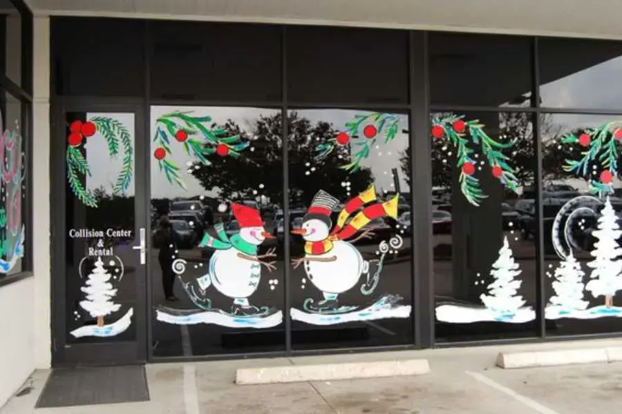 Sử dụng decal để trang trí Noel sẽ giúp không gian bên ngoài trở nên sống động hơn.