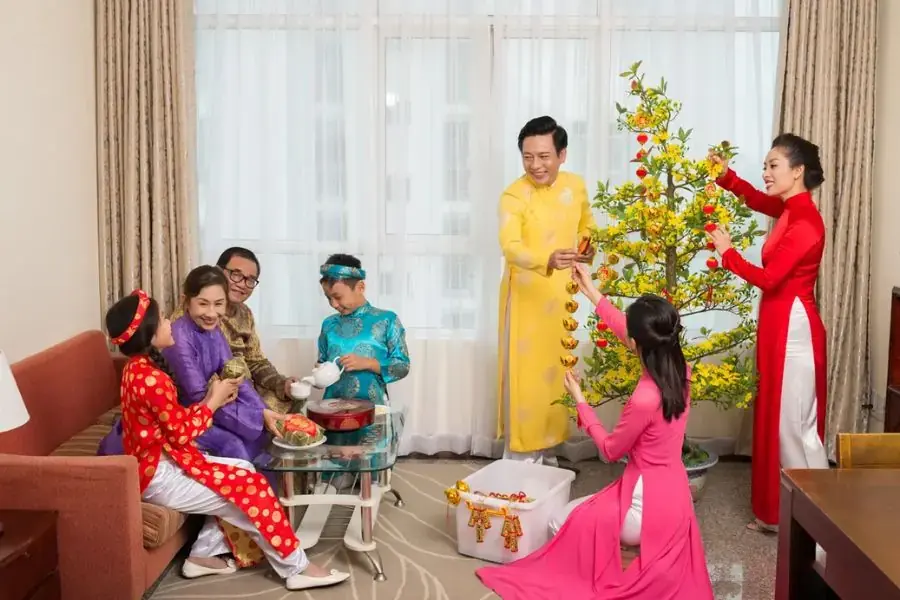 Dọn dẹp nhà cửa đón Tết, ngập tràn niềm vui.