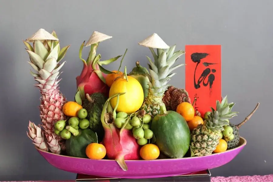 Bạn có thể chưng trái cây với một vài vật dụng nhỏ để tăng thêm tính độc đáo và sáng tạo.