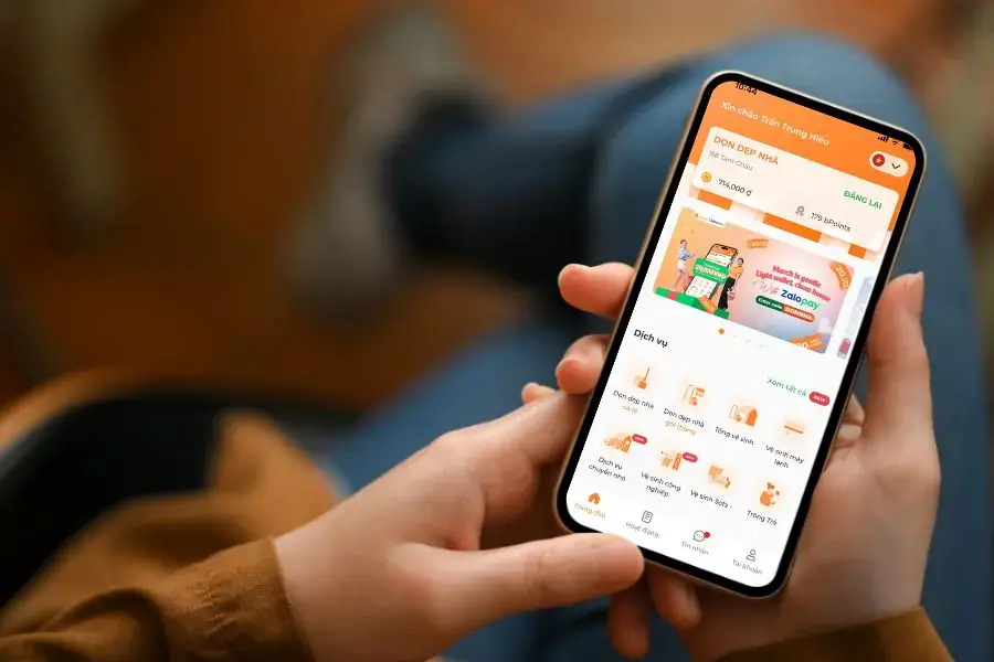 Giao diện trực quan ứng dụng bTaskee trên điện thoại thông minh.