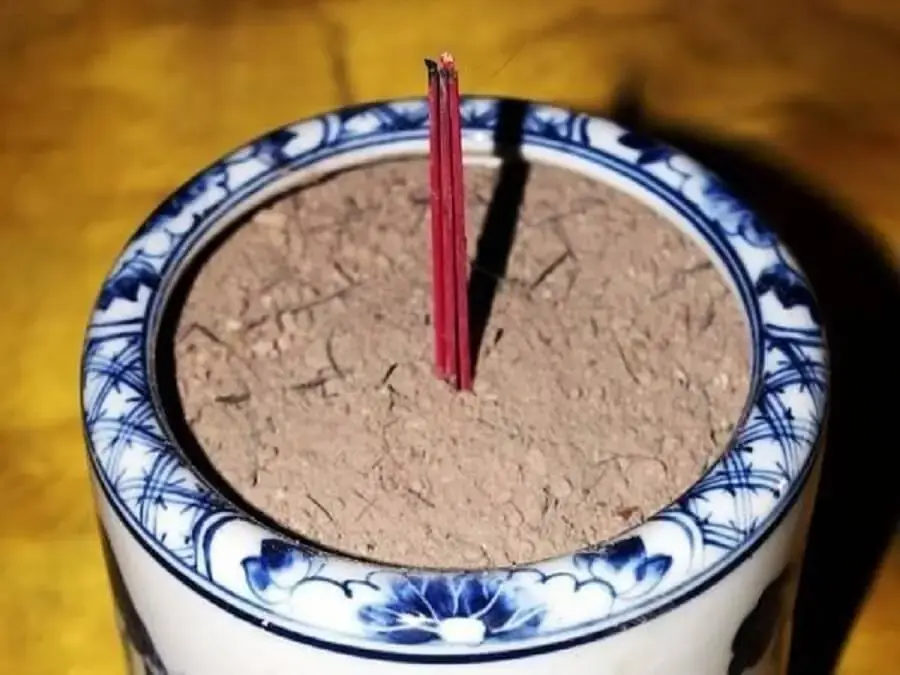 Bát hương sau khi thay chân hương cuối năm thường để lại 3 chân nhang cũ.