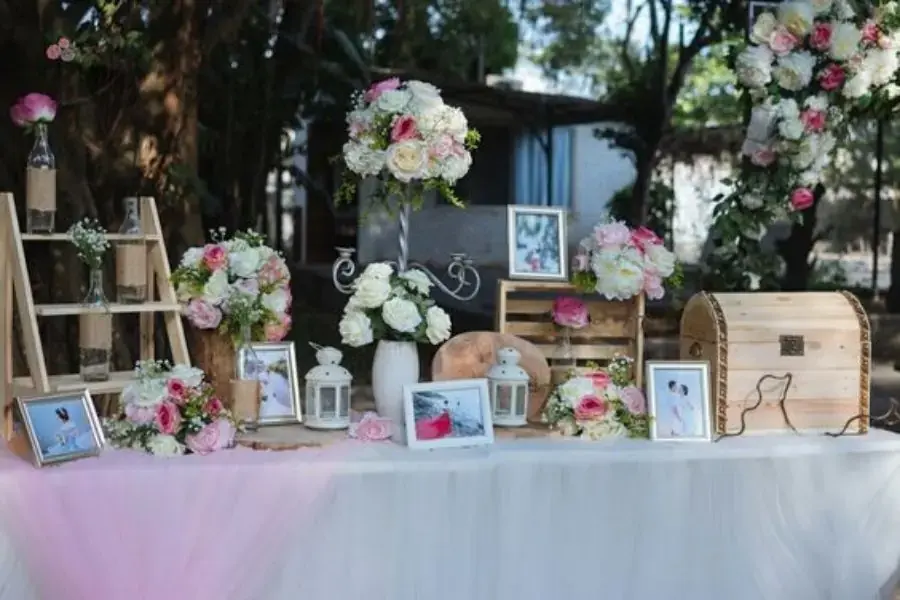 Bàn lễ tân là nơi đặt hòm tiền mừng cưới