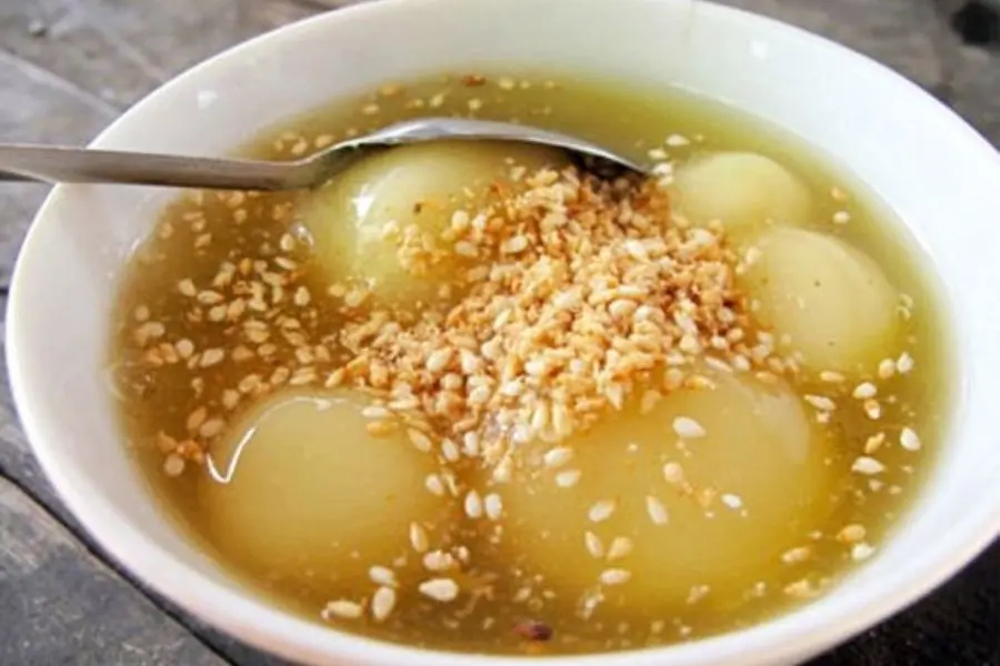 Tô bánh trôi nước với nước gừng và mè rang