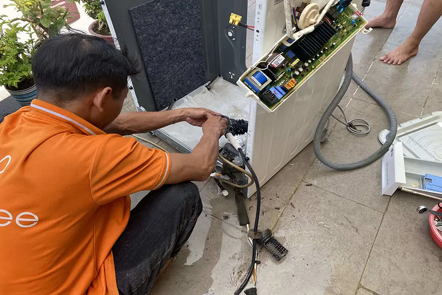 Kiểm tra và sửa chữa bo mạch điều khiển máy giặt.