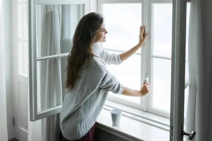 Đóng kín cửa vào mùa hè để tránh điều hòa tiêu tốn điện năng
