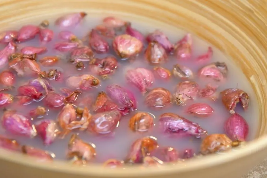 Ngâm hành vào nước vo gạo trước khi lột vỏ.