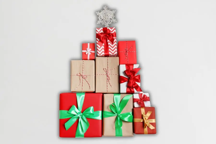 Tận dụng những hộp quà tặng nhỏ xinh để xếp thành tháp cây thông Noel.