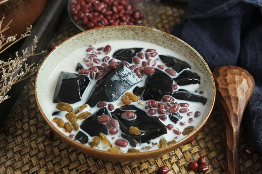 Bạn có thể sáng tạo đa dạng các nguyên liệu cho món sương sáo đậu đỏ.