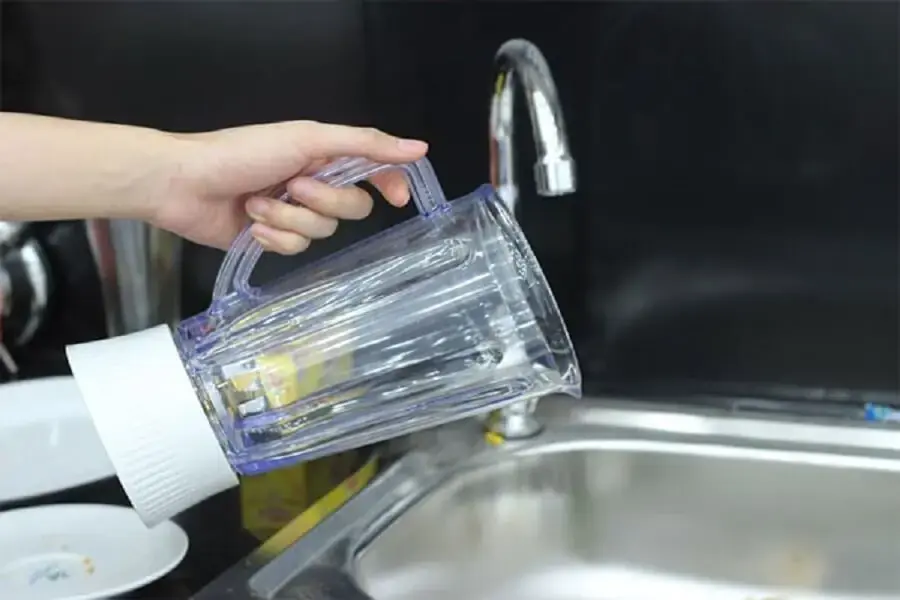 Bước cuối cùng trong cách vệ sinh máy xay sinh tố cầm tay là trán nước bằng nước sạch và để ráo (nguồn: tgdd.vn)