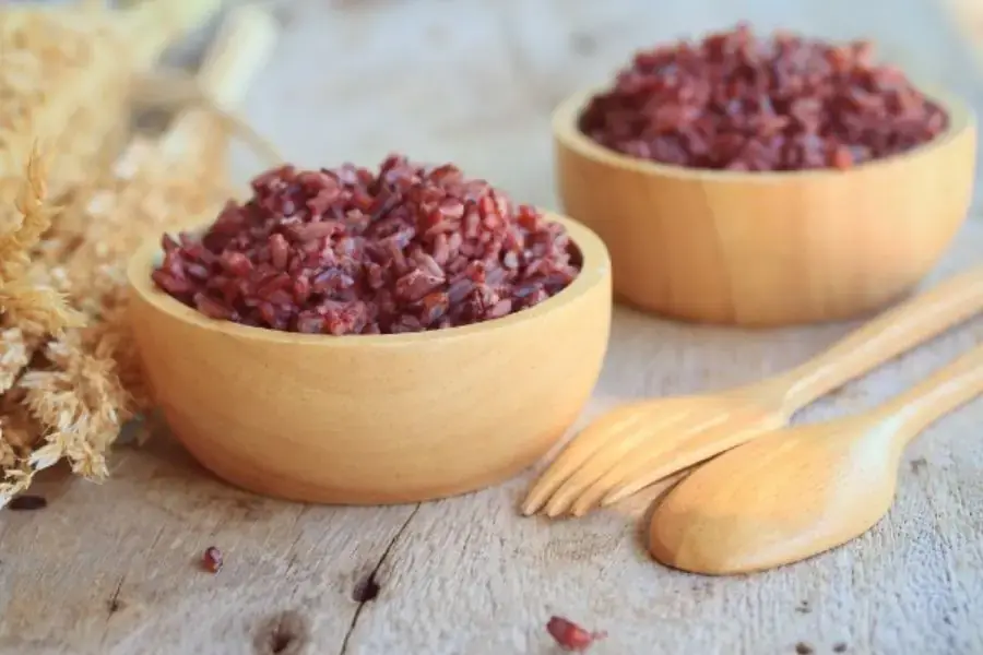 Ưu tiên lựa chọn cơm gạo lứt trong thực đơn ăn kiêng