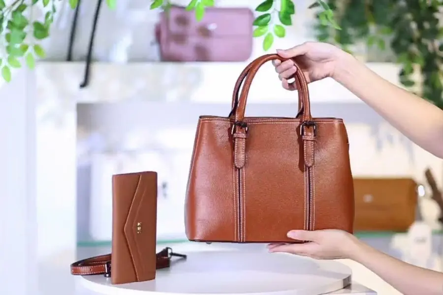 Một chiếc túi xách hay ví da là món quà mang tính thiết thực cao.