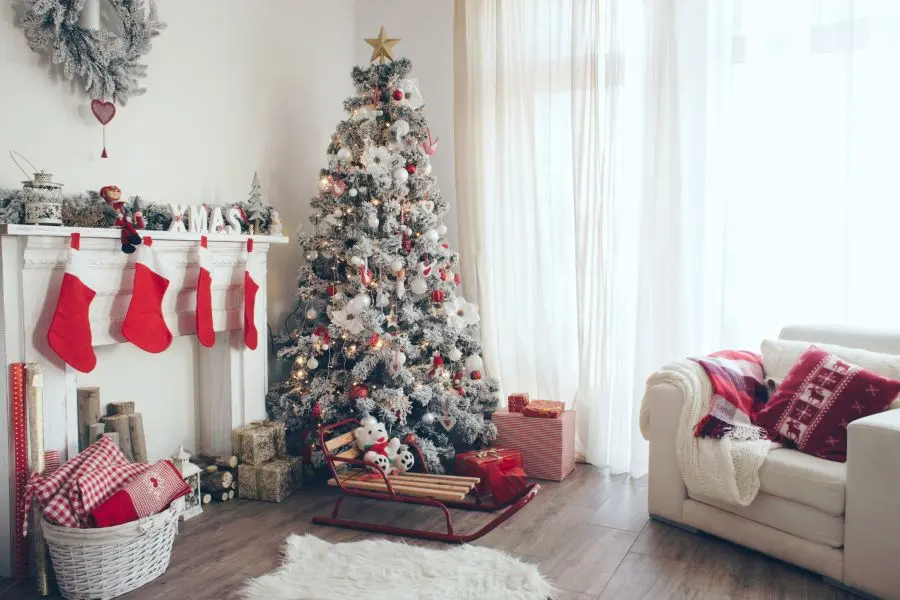 Gợi ý mẫu ý tưởng trang trí cây thông Noel ở góc nhà bên cạnh lò sưởi.