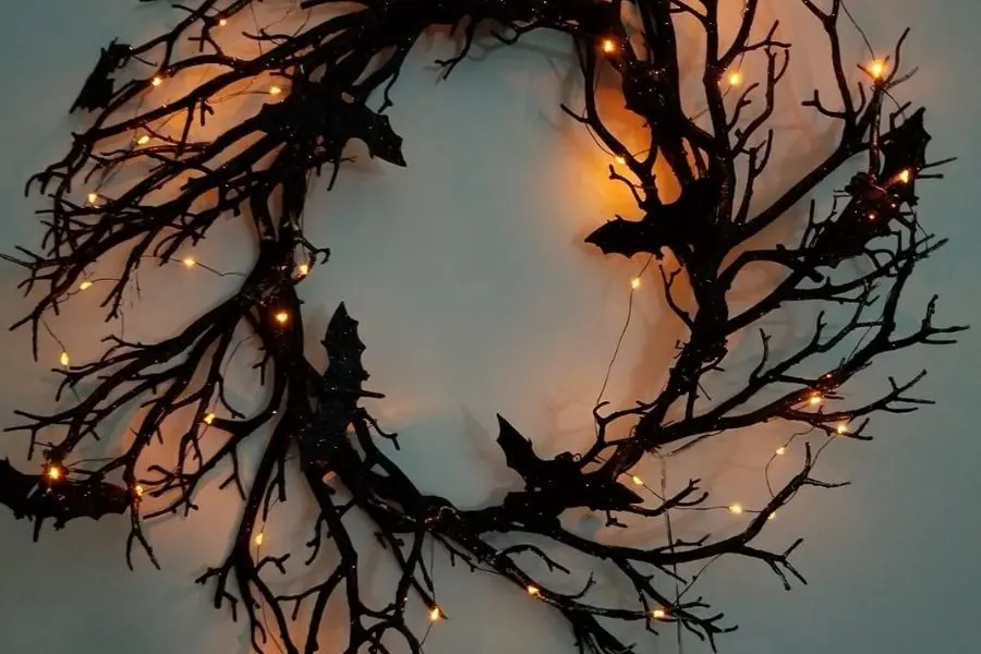 Kết hợp cành cây khô và đèn led để làm đồ trang trí Halloween mầm non.