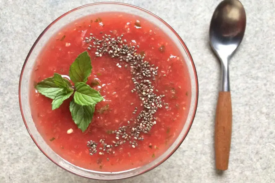 Thêm hạt chia vào món canh hoặc súp để gia tăng hương vị