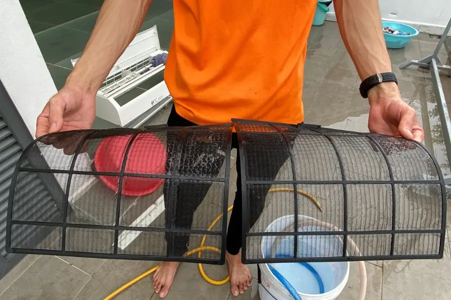 Thường xuyên vệ sinh tấm lọc bụi điều hòa.