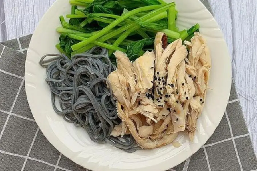 Món ức gà luộc đơn giản mà đem lại hiệu quả cao.