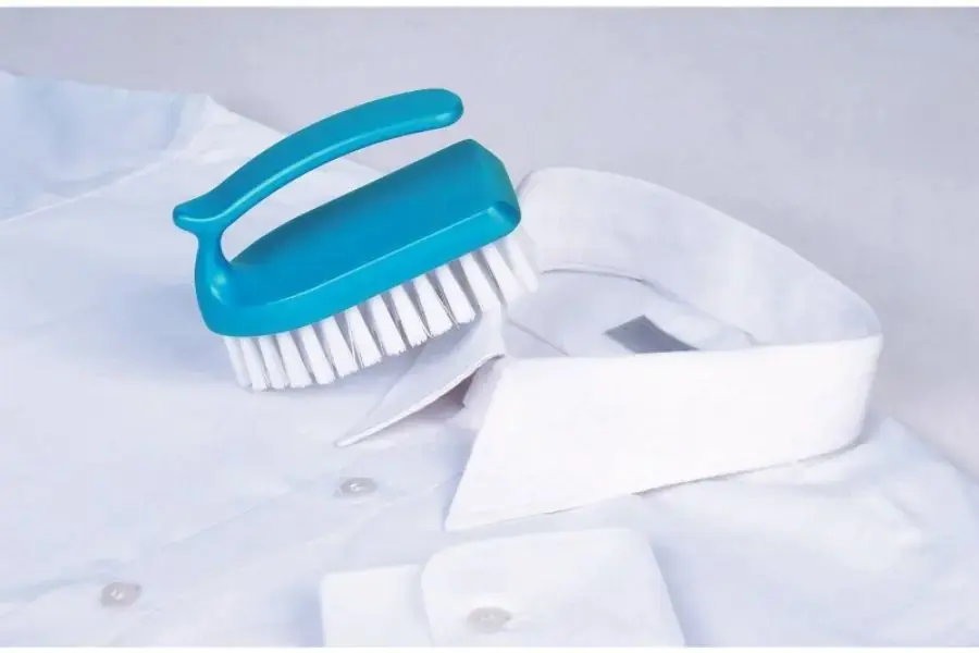 Tránh sử dụng bàn chải có đầu chải cứng vì dễ gây rách màn