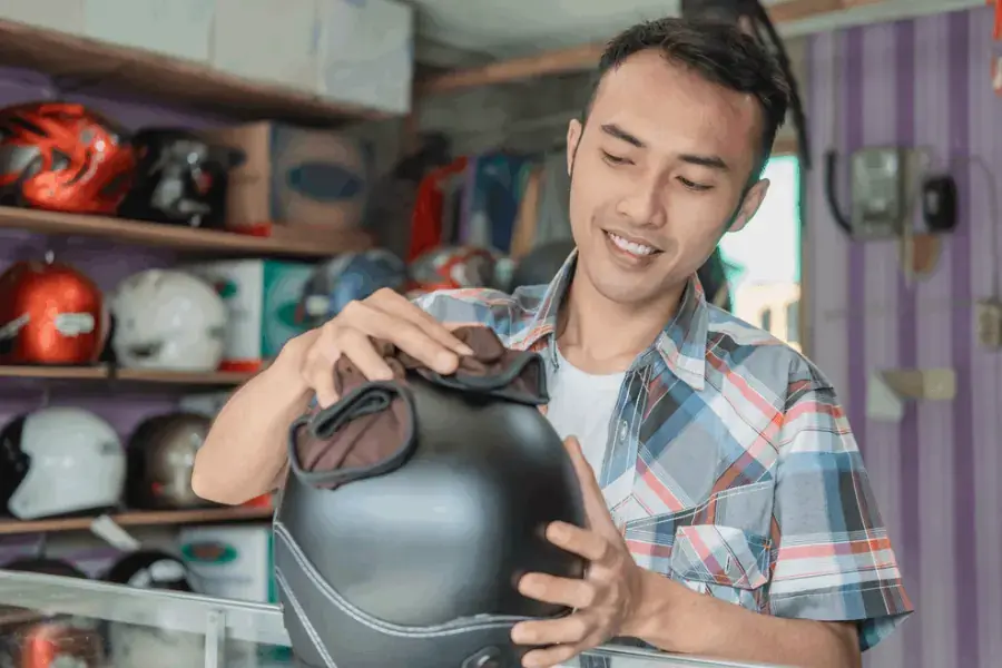 Vệ sinh mũ bảo hiểm (nguồn: Shutterstock.com)