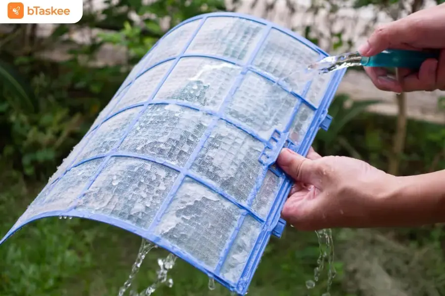 Làm sạch màng lọc nhẹ nhàng bằng nước sạch từ vòi.