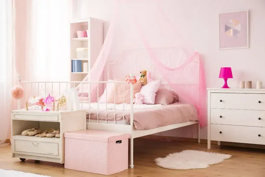 Tường phòng ngủ màu hồng nhạt sẽ làm không gian sáng sủa hơn
