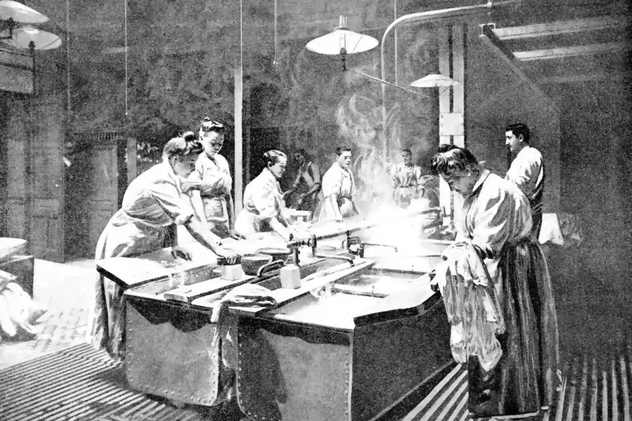 Quang cảnh cửa hàng giặt khô là thời xưa (Nguồn: Wikimedia commons)