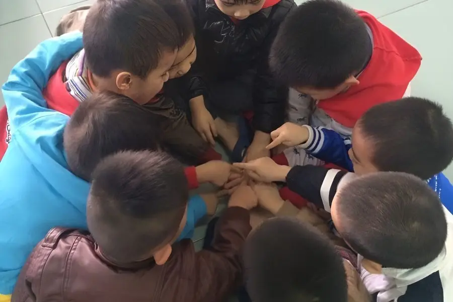 Úp lá khoai là trò chơi Trung thu có thể chơi từ 6-10 người xếp thành hình tròn.