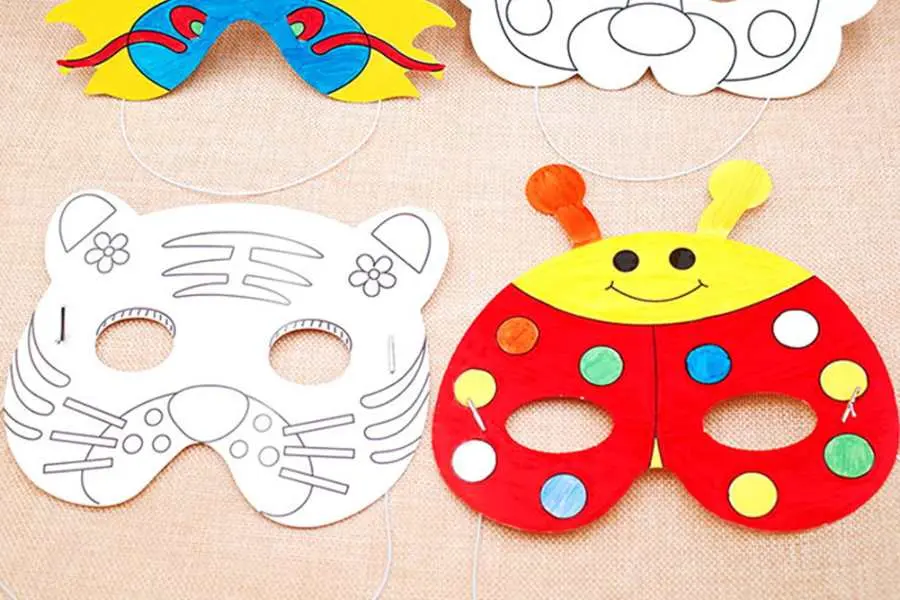 Đục lỗ hai bên để luồn dây đeo cho mặt nạ.