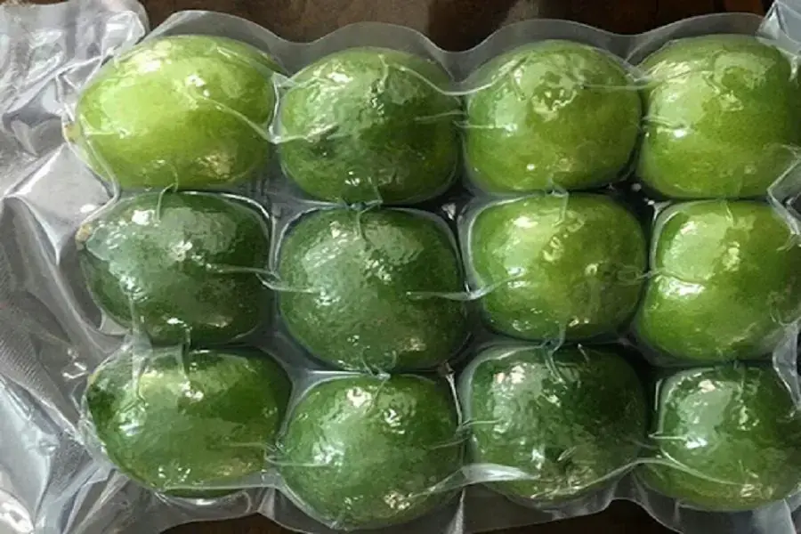 Chanh tươi được bọc trong túi nilon, hút chân không để bảo quản hiệu quả