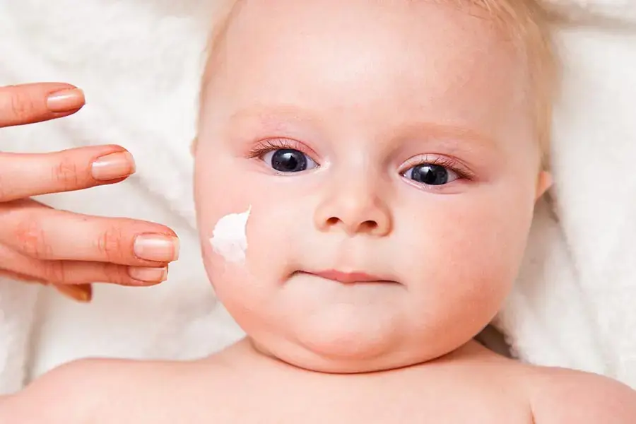 Phụ huynh cần phải chăm sóc da bé thật nhẹ nhàng (6)