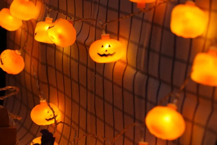 Dây đèn trang trí Halloween với hình bí ngô ma mị.
