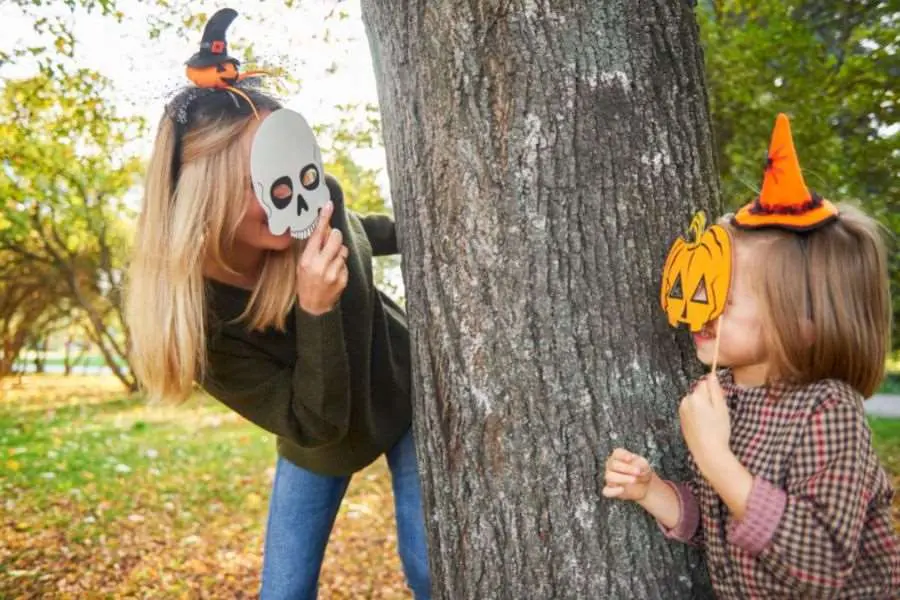 Trang trí mặt nạ Halloween bằng giấy đơn giản, độc đáo.
